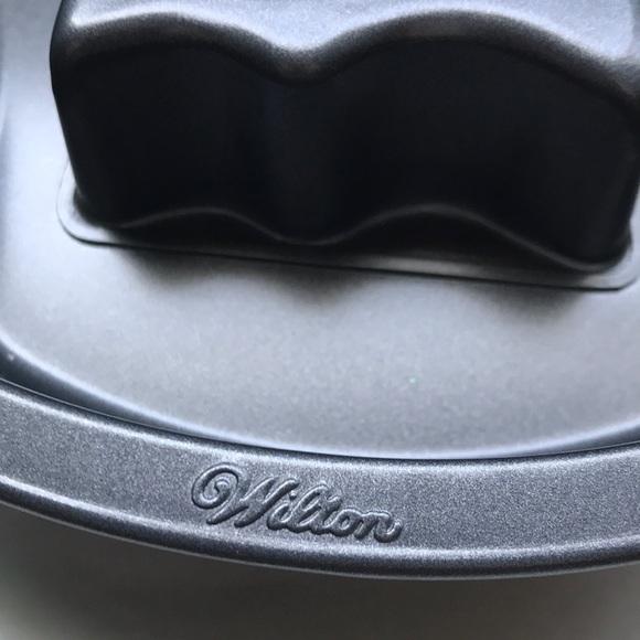 Wilton Halloween skull cake pan - Picture 3 of 5